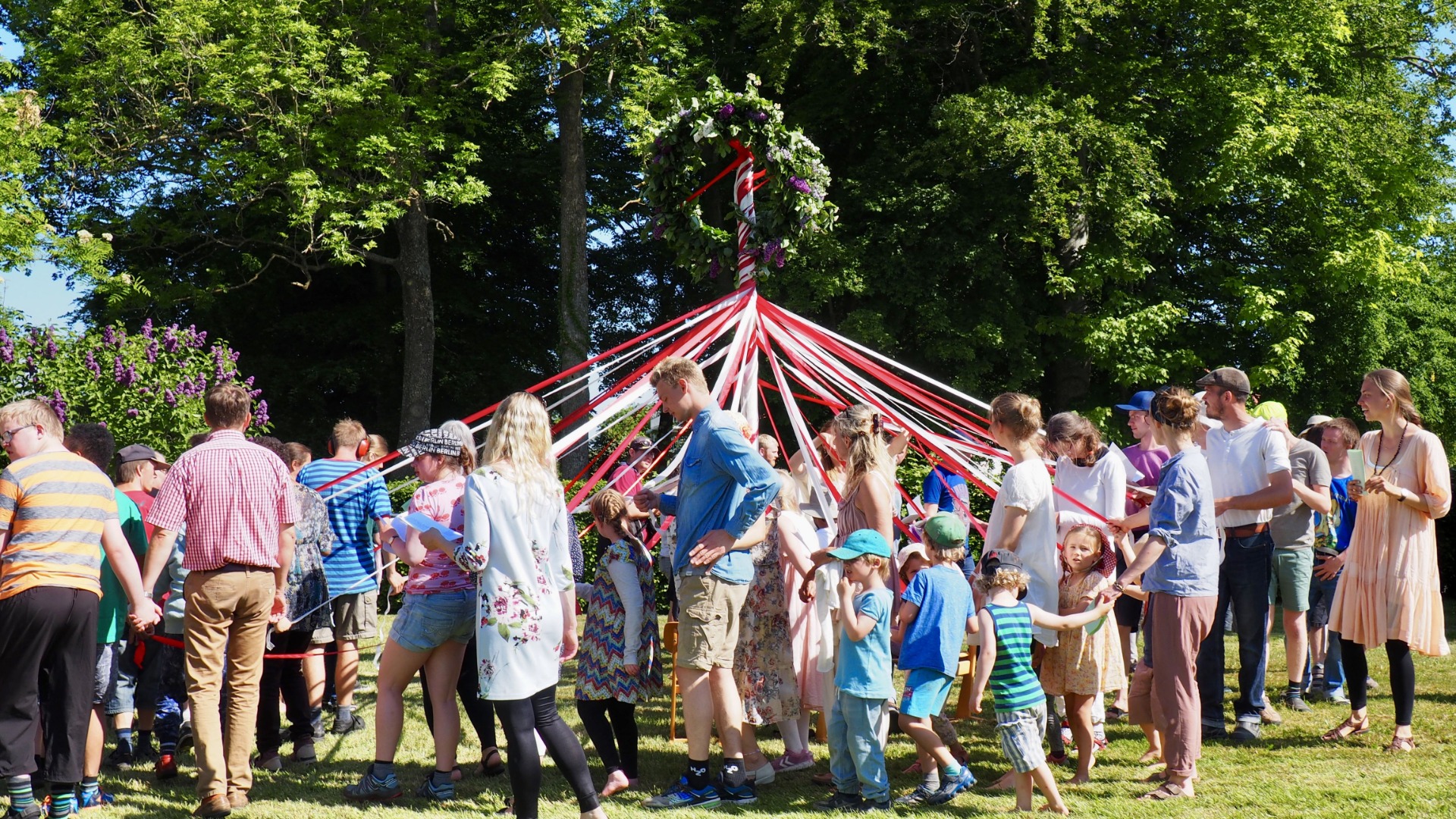 Specialklasserne inviterer hver år alle til majfest.